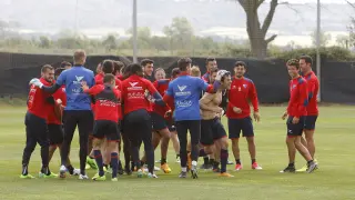Recibimiento a Camacho en el entrenamiento del Huesca