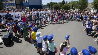 Protesta en el colegio Sagrada Familia tras conocerse la decisión del Gobierno de Aragón de cerrar un aula de 1º de Infantil.