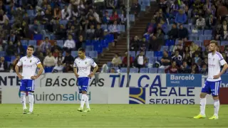Zapater, Marcelo Silva y Alex Barrera, decepcionados tras encajar el 1-1 el último día frente al Cádiz en el último minuto.