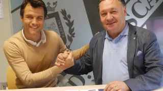 Camacho amplía su contrato dos años más con la SD Huesca.