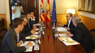 Los representantes de las organizaciones agrarias, ayer con el presidente de Aragón, Javier Lambán, y el consejero Joaquín Olona.