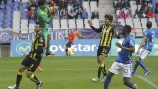 Imagen del Oviedo-Real Zaragoza del año pasado en el Carlos Tartiere. Bono, portero zaragocista, atrapa la pelota por alto ante Marc Bertrán y Jesús Vallejo, presionados por los atacantes astures Koné y Toché.