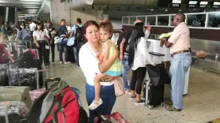 María y Valeria en el aeropuerto Simón Bolívar de Caracas.