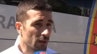 Cani atiende a los medios de comunicación antes de partir con el equipo rumbo a Oviedo en el autobús del Real Zaragoza.