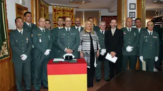 En la fotografía, los guardias civiles condecorados posan con el teniente coronel Andrés Velarde y con la subdelegada Yolanda de Gregorio.