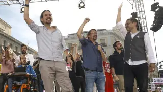 Pablo Iglesias, Echenique y otros líderes de Podemos sobre el escenario.