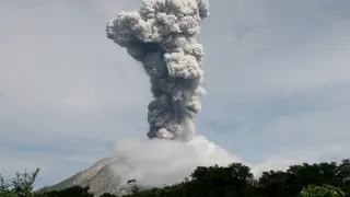 El volcán Sinabung expulsa una columna de ceniza de 4 kilómetros de altura.