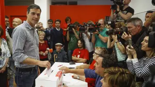 Pedro Sánchez en el momento de su votación este domingo.