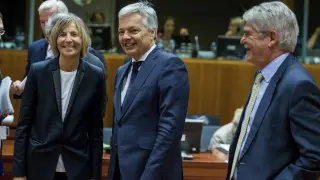 La ministra francesa de Asuntos Europeos, Marielle de Sarnez, el ministro de Exteriores belga, Didier Reynders, y su colega español Alfonso María Dastis, este lunes en Bruselas, donde asisten al Consejo Europeo.