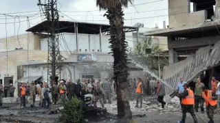 Foto de archivo de una furgoneta que estalló delante de la estación eléctrica del barrio de Al Zahrá, de la ciudad central siria de Homs.
