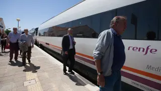 Viajeros del tren averiado, a su llegada a la estación de Ferreruela, donde pudieron pasar del tamagotchi al tren que los había remolcado, más cómodo.