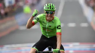 Rolland celebra con rabia su triunfo en la 17ª etapa del Giro de Italia.