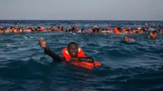 Migrantes naufragados a las costas de Libia en una foto de archivo