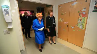 Isabel II visita a los menores heridos en el atentado de Mánchester