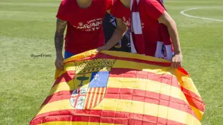 Las aragonesas Mapi León y Silvia Meseguer, posando con la bandera de Aragón.