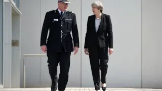 Theresa May junto a Ian Hopkins, jefe de la Policía de Mánchester.