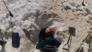 Imagen del rescate del montañero fallecido en Benasque, que se ahogó tras caer al río por un agujero de nieve.