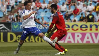 Edu Bedia pugna por un balón en el partido del Zaragoza ante el Rayo Vallecano.