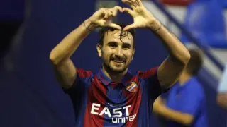 Juan Muñoz, delantero del Levante y ex del Real Zaragoza, en la celebración de uno de sus dos goles el pasado sábado al UCAM Murcia.