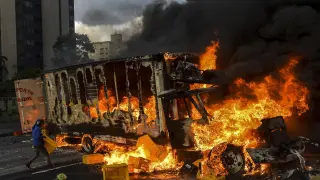 Un camión ardiendo durante una protesta en Caracas.