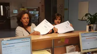 Entrega de firmas en el Ayuntamiento de Sabiñánigo.
