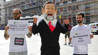 Un "cabezudo" de Rajoy recorrerá España para meterse en la piel del refugiado.