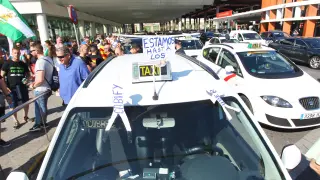 Concentración de la huelga de taxis en Atocha.
