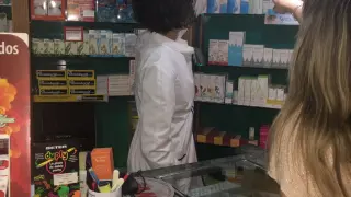 La farmacéutica Beatriz Esteban atiende a un cliente en su botica de Alcañiz.