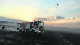 Los bomberos de Huesca, actuando esta semana en un incendio agrícola en Lanaja con apoyo de una cuadrilla helitransportada.