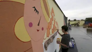 La artista Vicky de Sus pudo terminar su mural antes de que descargase la tormenta.