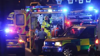 Atención médica a los heridos tras el doble ataque terrorista de este sábado en Londres.