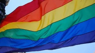 ¿Por qué la bandera del Orgullo Gay tiene los colores del arcoíris?