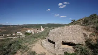 El búnker de Aldehuela está situado en una colina que domina el casco urbano de la pedanía.