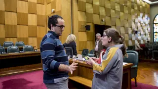 Alberto Cubero conversa con Marta Aparicio en la comisión de Servicios Públicos del pasado 4 de enero.