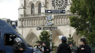 Agentes a las puertas de Notre Dame.