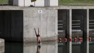 Un joven se lanza de cabeza a la balsa principal del canal de aguas bravas.