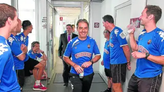 Natxo González, ayer, antes de despedirse, seguido del presidente y el director deportivo del Reus y flanqueado por empleados del club.