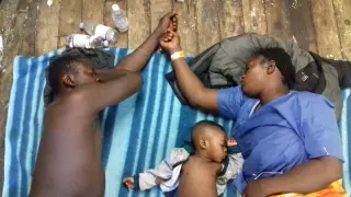 Una familia duerme en el Golfo Azzurro tras ser rescatada.