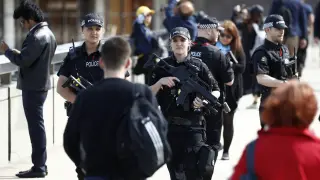 Policía armada en Londres.