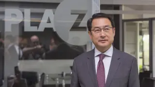 El embajador de china durante su visita a Plaza