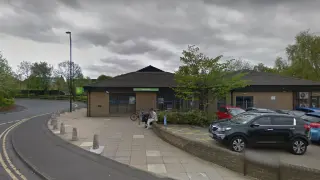 Centro de empleo de la ciudad inglesa de Newcastle tomado por un hombre armado con un cuchillo.