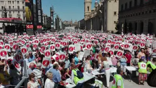 Concentración y recogida de firmas contra el impuesto de sucesiones en la plaza del Pilar.