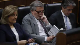 Fátima Báñez mira su móvil y Méndez de Vigo e Íñigo de la Serna leen, durante la sesión de este martes.