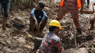 Varios bomberos tratan de recuperar un cuerpo muerto este miércoles en Rangamati, Bangladesh.
