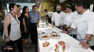 Rosa Palacín, Sofía López, Isabel López, Jesús Juncosa, Víctor Gallego, María López e Iván Acedo, en la cocina de River Hall.