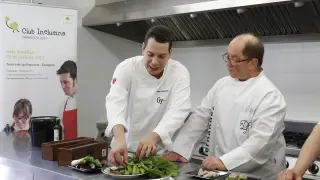 David Fernández, cocinero de El Gratal cocinando con el alumno de Atades Ricardo Sanz en la presentación de la gala Inclucina 2017.