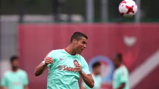 Cristiano Ronaldo entrena con la selección portuguesa.