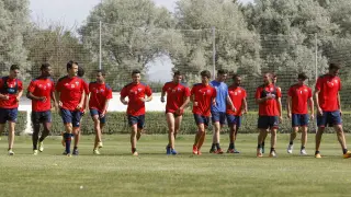 La plantilla del Huesca, durante el entrenamiento de ayer.