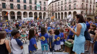 Los niños subieron al escenario durante la lectura del manifesto, al término de la manifestación en la plaza López Allué de Huesca.
