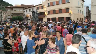 Vecinos y agentes sociales, políticos, empresariales y económicos del Bajo Aragón Histórico secundaron la marcha de ayer.